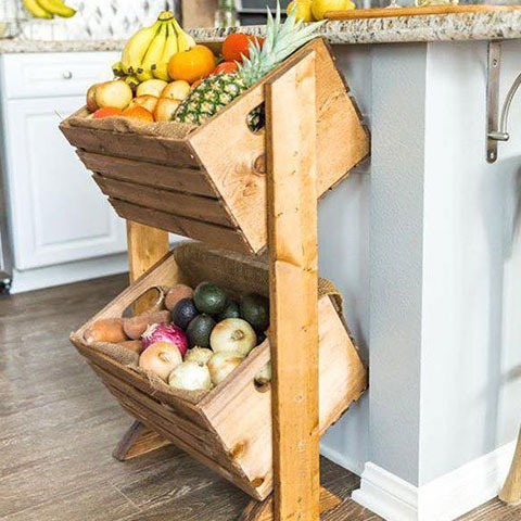 Modernes Holzregal mit 2 gekippten, geflammten Apfelkisten für die Küche
