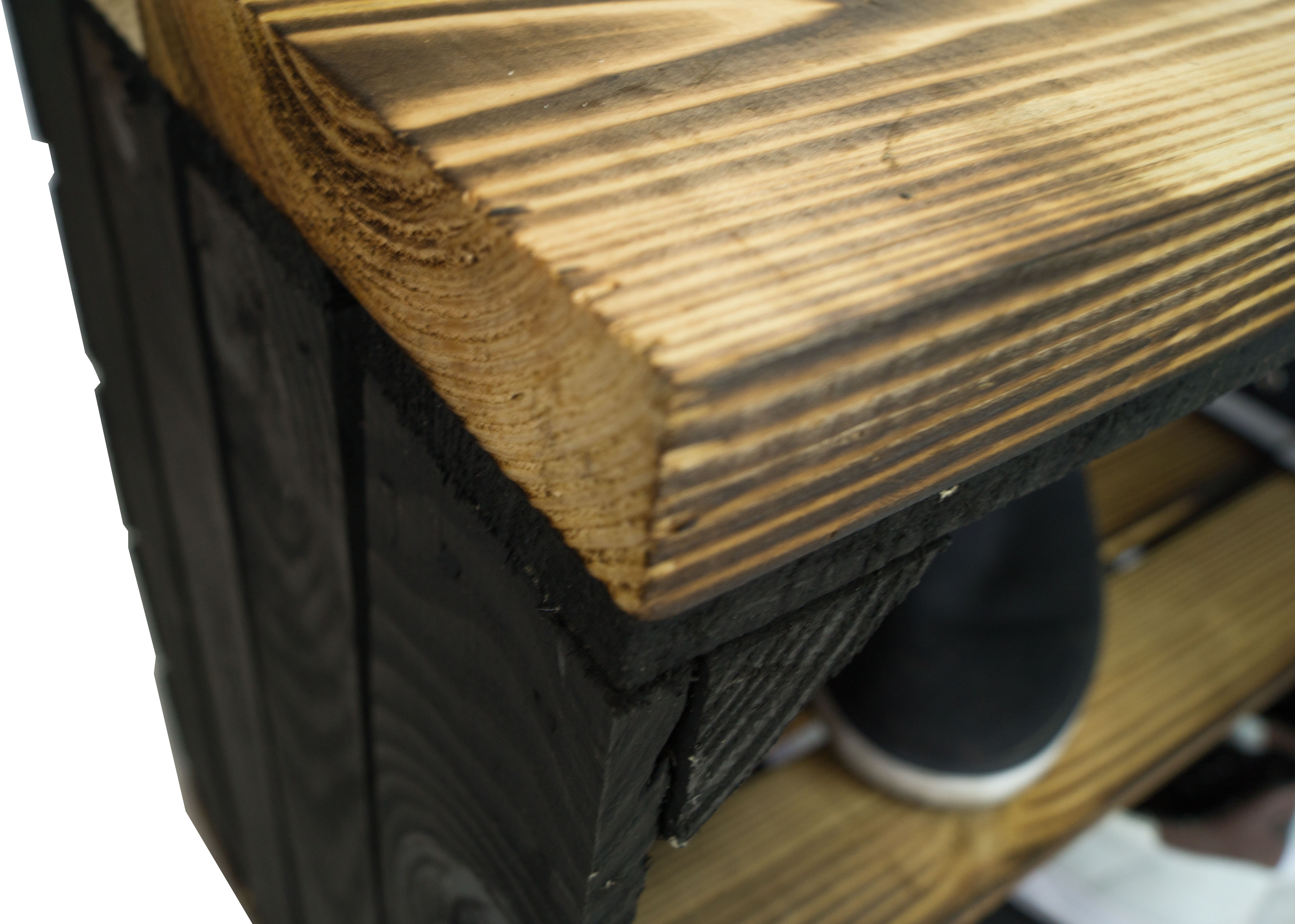 Sitzbank schwarz mit Sitzfläche aus dicken Holzplanken geflammt mit Mittelbrett geflammt