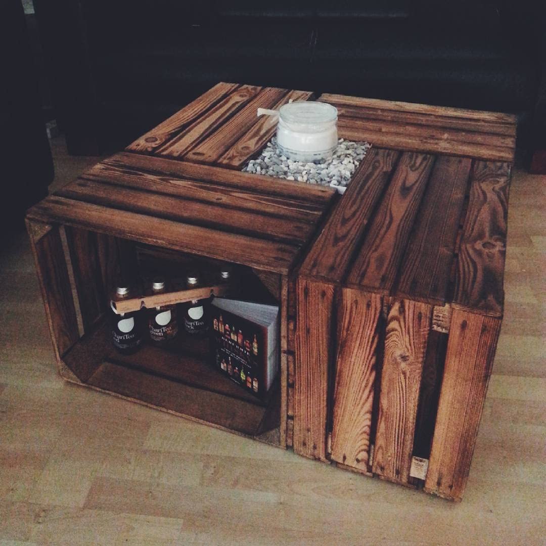 Couchtisch aus geflammten Apfelkisten auf Rollen 81x81x44cm Couchtisch aus geflammten Apfelkisten auf Rollen 81x81x44cm