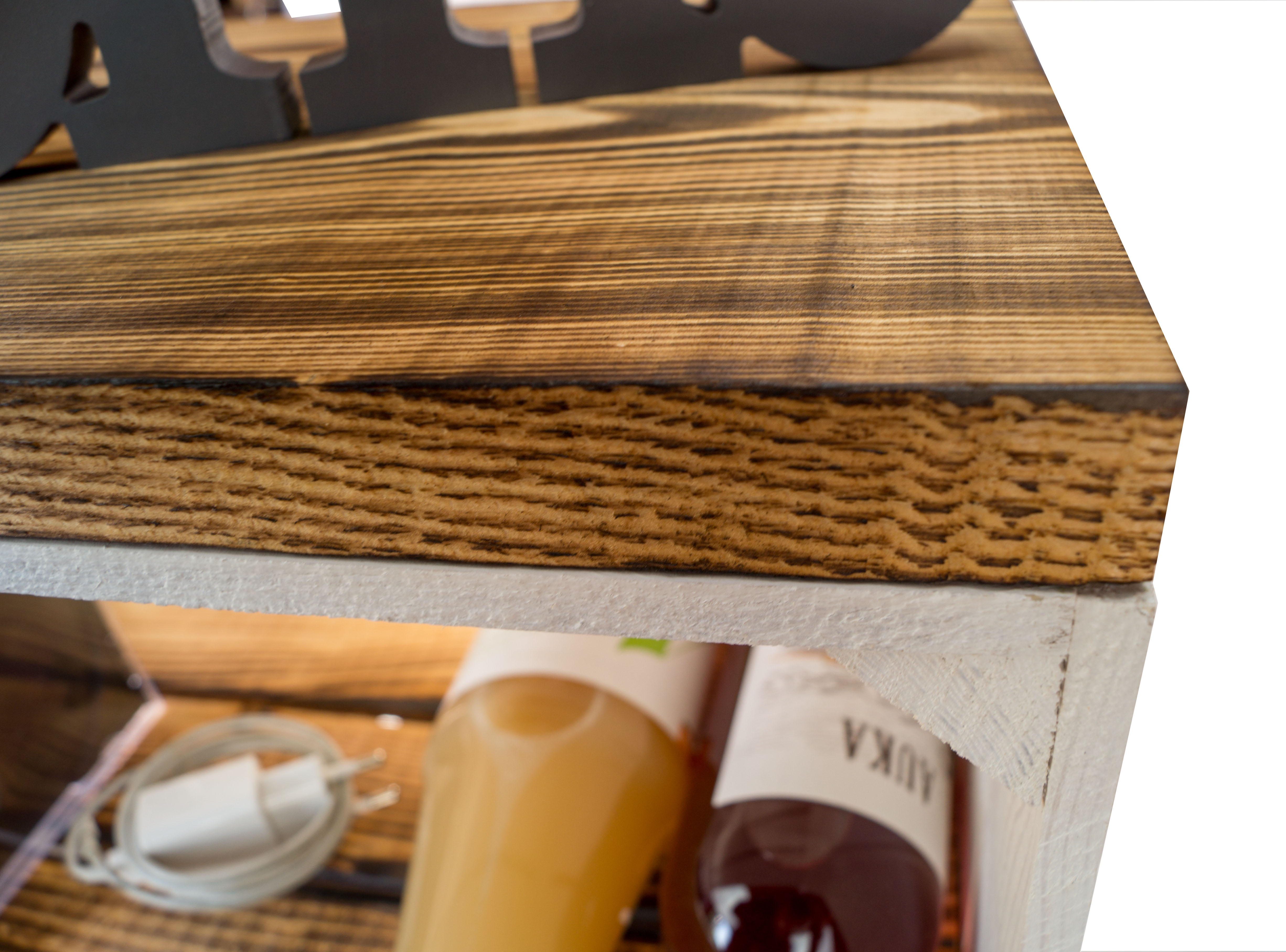 Nachttisch weiss mit geflammten Holzplanken mit Mittelbrett geflammt