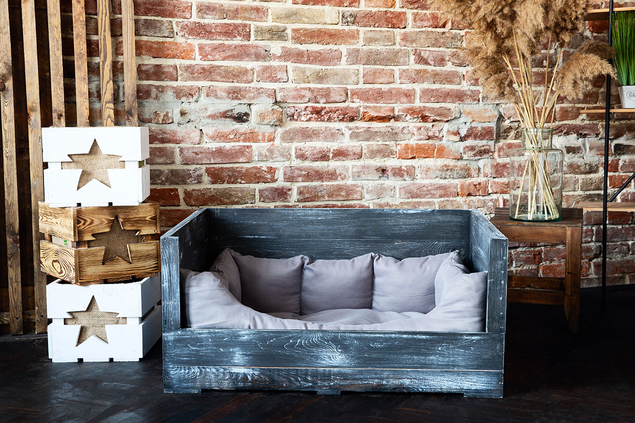 Hundebett "Balu" in schwarzem Holz mit Kissen 90x57x45cm Hundebett Balu shabby schwarz mit Kissen 90x57x45cm