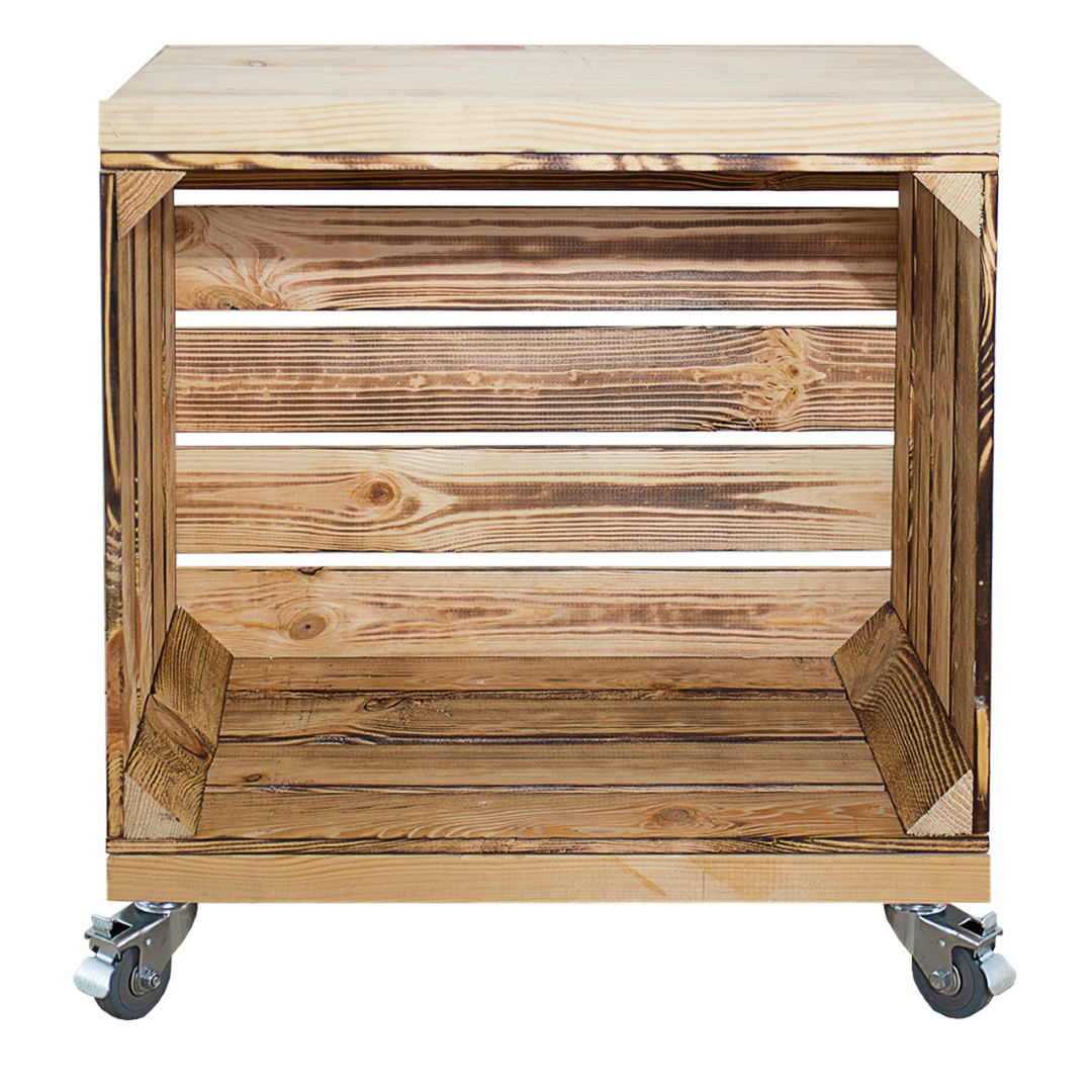 Regal aus einer geflammten Obstkiste mit zwei Bohlenbrettern im Naturton, auf Rollen, 53x50x30cm Regal aus einer geflammten Obstkiste mit zwei Bohlenbrettern im Naturton, auf Rollen, 53x50x30cm