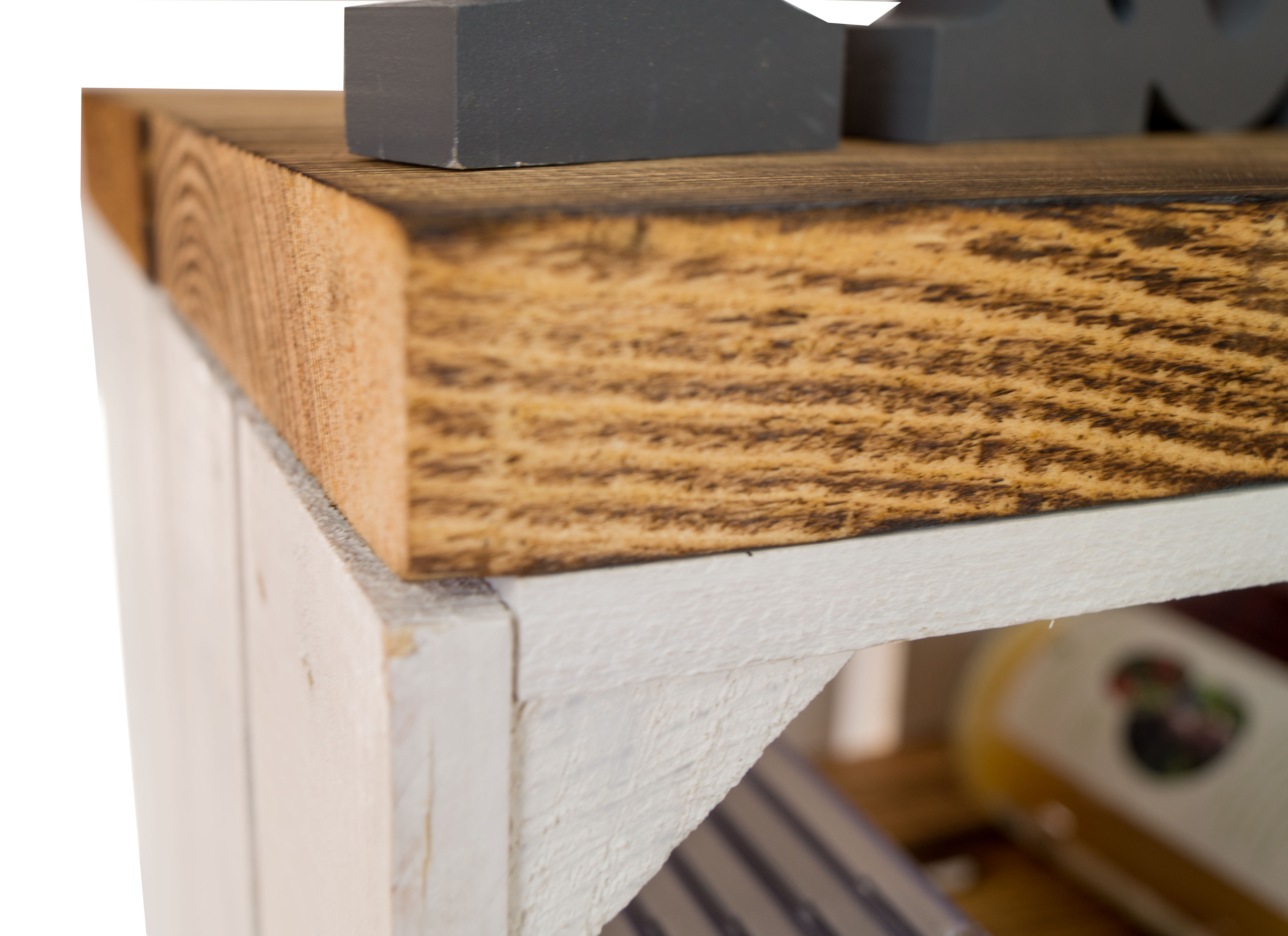 Nachttisch weiss mit geflammten Holzplanken mit Mittelbrett geflammt