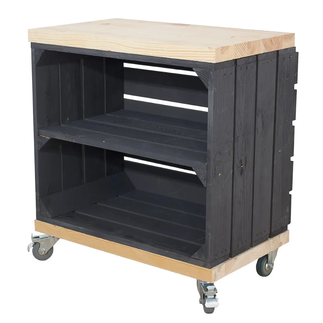 Regal aus einer schwarzen Obstkiste mit einem Mittelbrett und zwei Bohlenbrettern im Naturton, auf Rollen 53x50x30cm