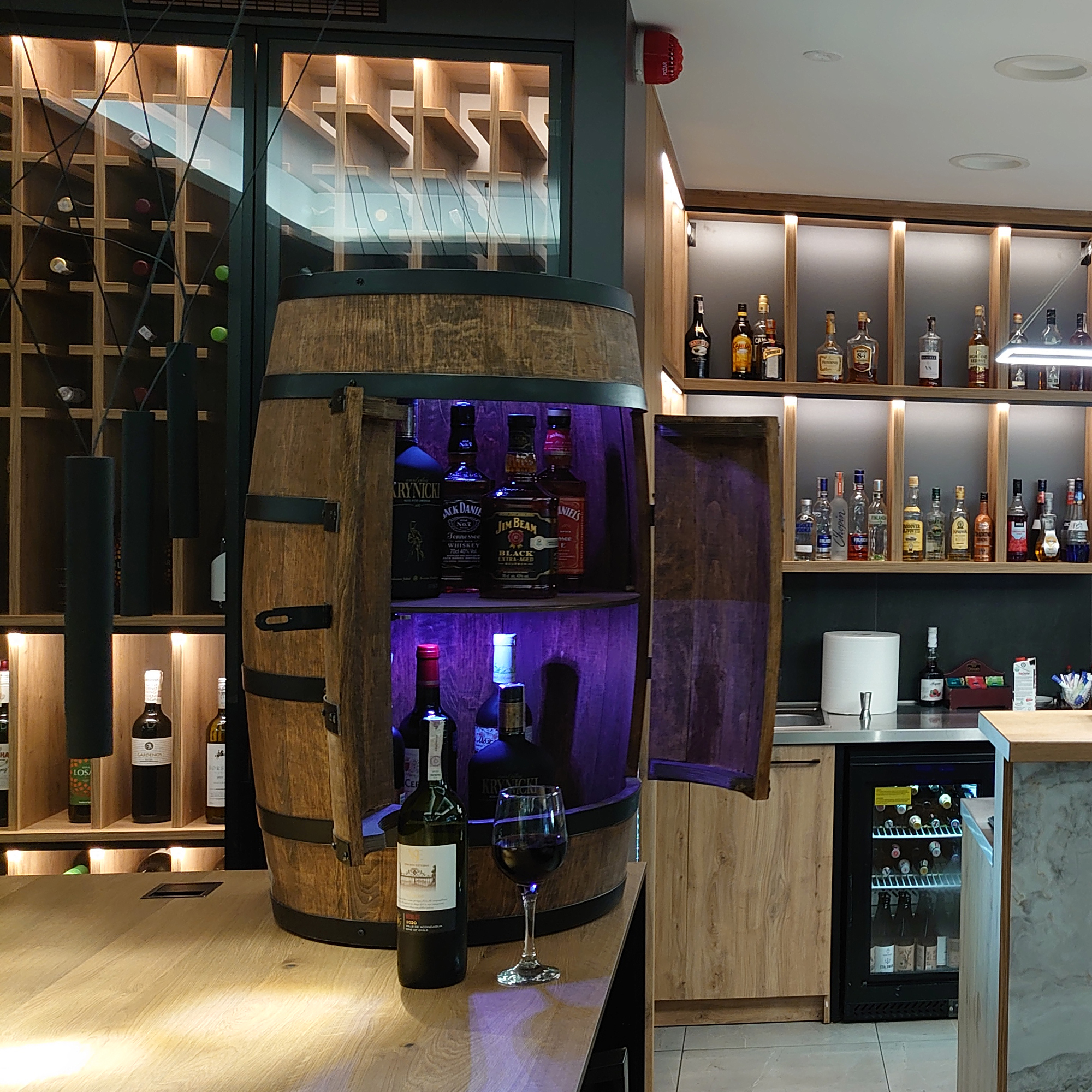 Holzfass mit Türen in Farbton Wenge Hausbar mit LED – Weinregal & Flaschenständer, Bar oder Partykeller – ca. 80 cm LED Mehrfarbig