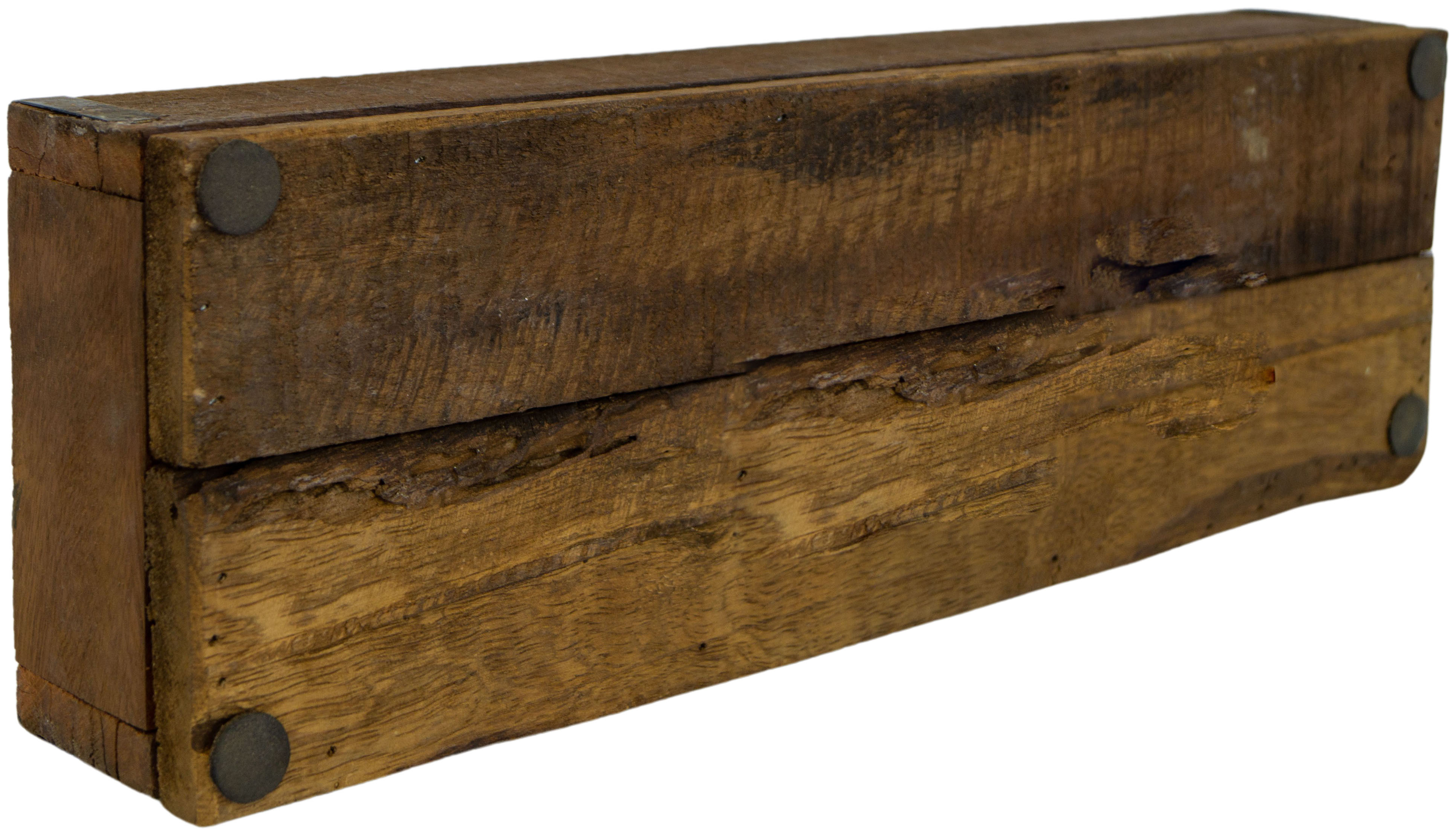 Schmale rustikale Altholz-Kiste mit Metallbeschlag