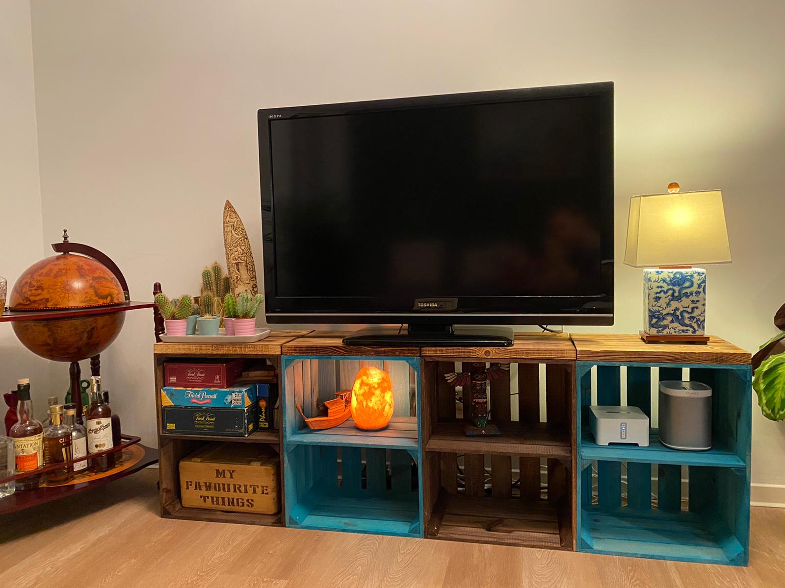 Sitzkiste Johanna dunkel Quer Sitzfläche aus dicken geflammten Holzplanken Sitzkiste Johanna Türkis Quer Sitzfläche aus dicken geflammten Holzplanken