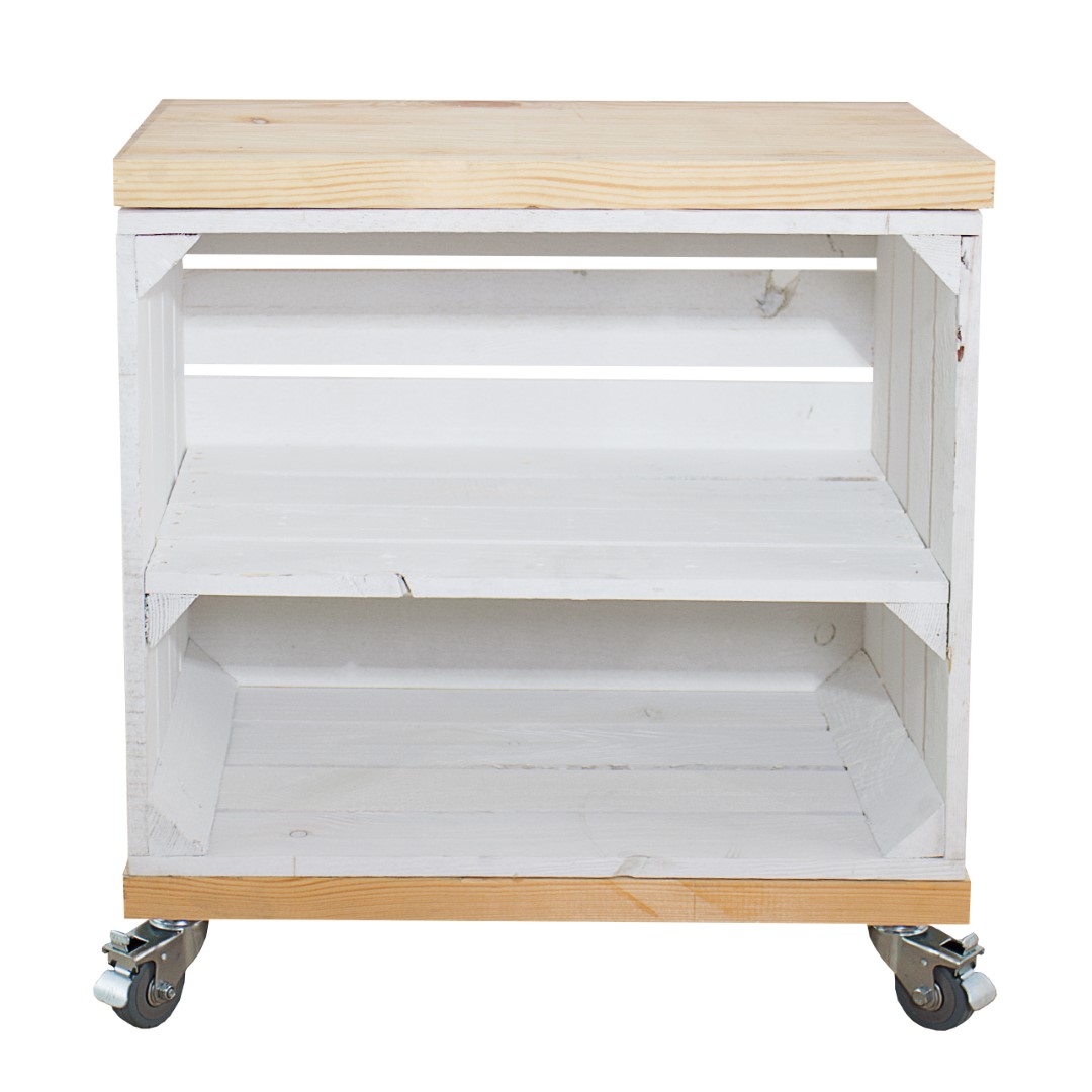 Regal aus einer weißen Obstkiste mit Mittelbrett und zwei Bohlenbrettern im Naturton, auf Rollen 53x50x30cm
