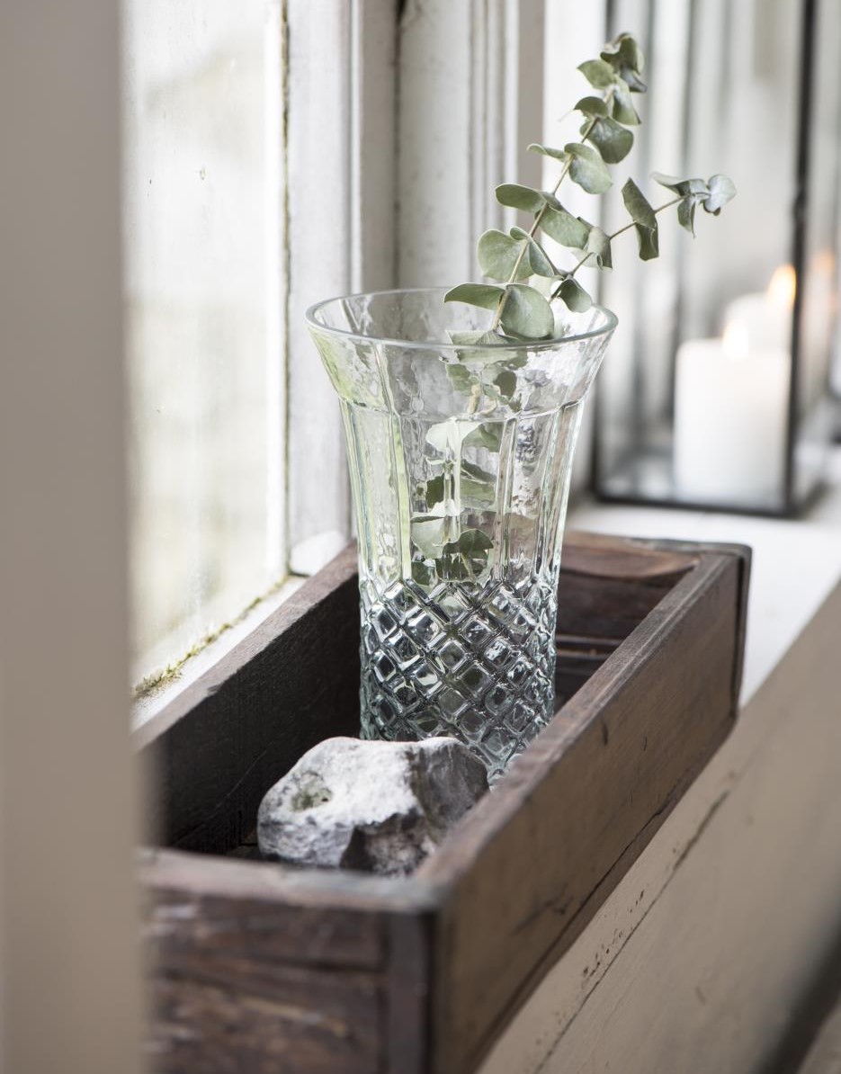 Schmale rustikale Altholz-Kiste mit Metallbeschlag