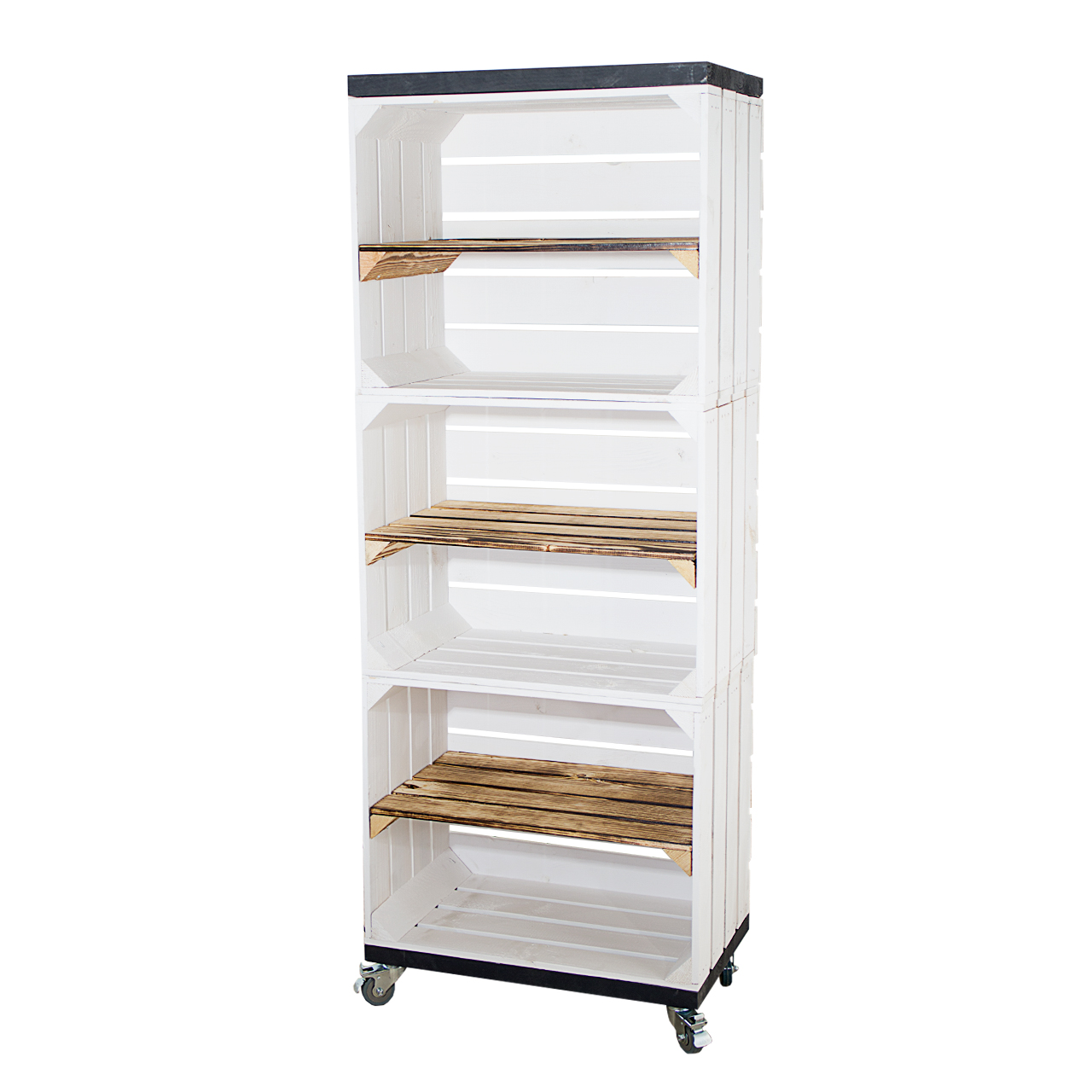 Regal aus drei weißen Obstkisten und zwei Bohlenbrettern auf Rollen 135x50x30cm Regal aus drei weißen Obstkisten und zwei Bohlenbrettern auf Rollen 135x50x30cm