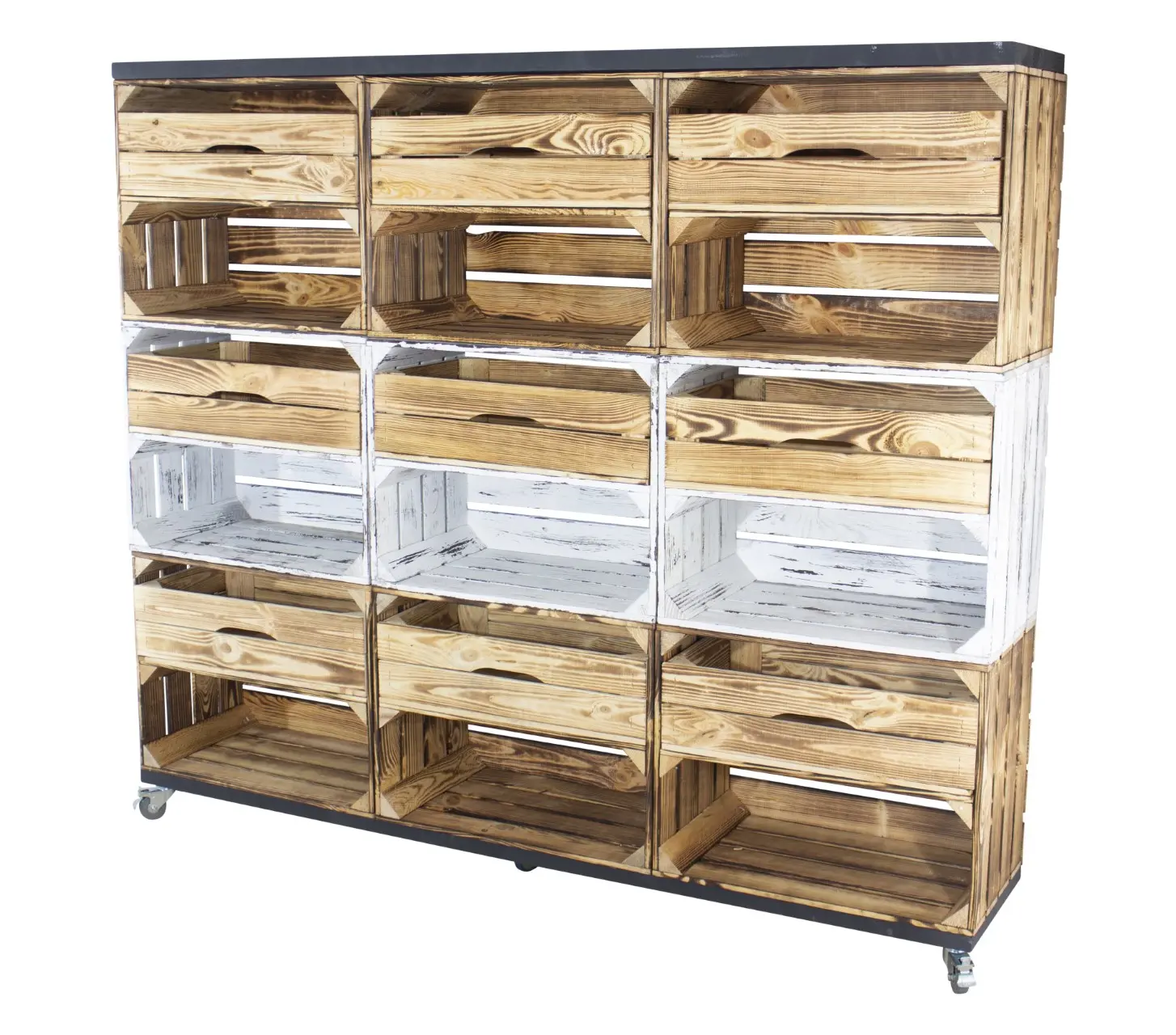 Raumtrenner/ Kommode aus 9 Obstkisten (6 geflammt und 3 shabby weiß mit geflammter Schublade) mit 2 schwarzen Bohlenbrettern auf Rollen 133x150x30cm