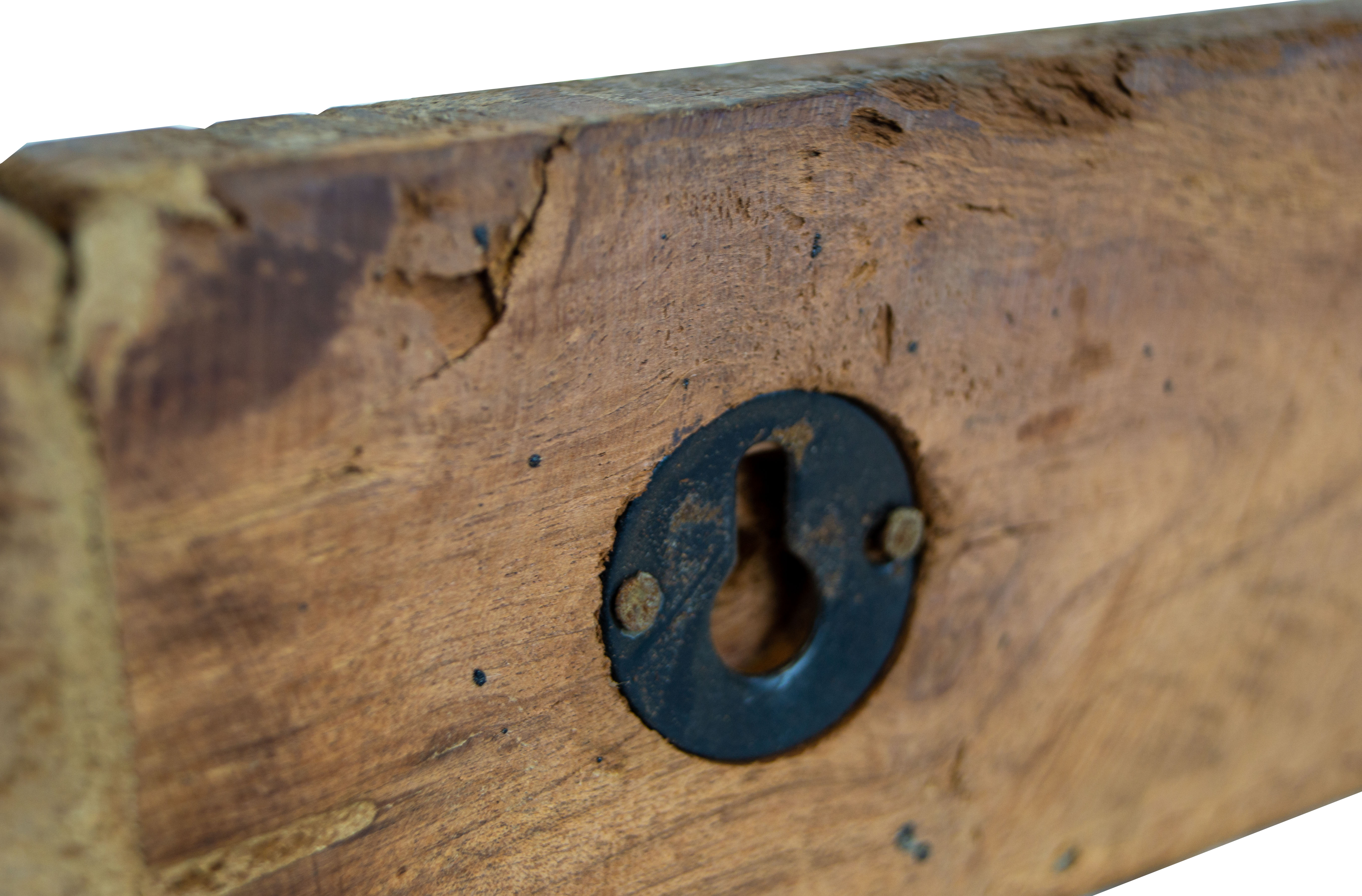 Offenes rustikales Altholz-Wandregal mit Kanten Offenes rustikales Altholz-Wandregal mit Kanten