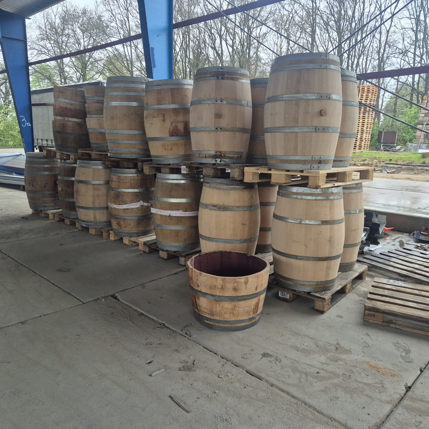 Gebrauchtes Weinfass 300L kaufen – Eichenfass für Garten, Deko & Möbelbau 