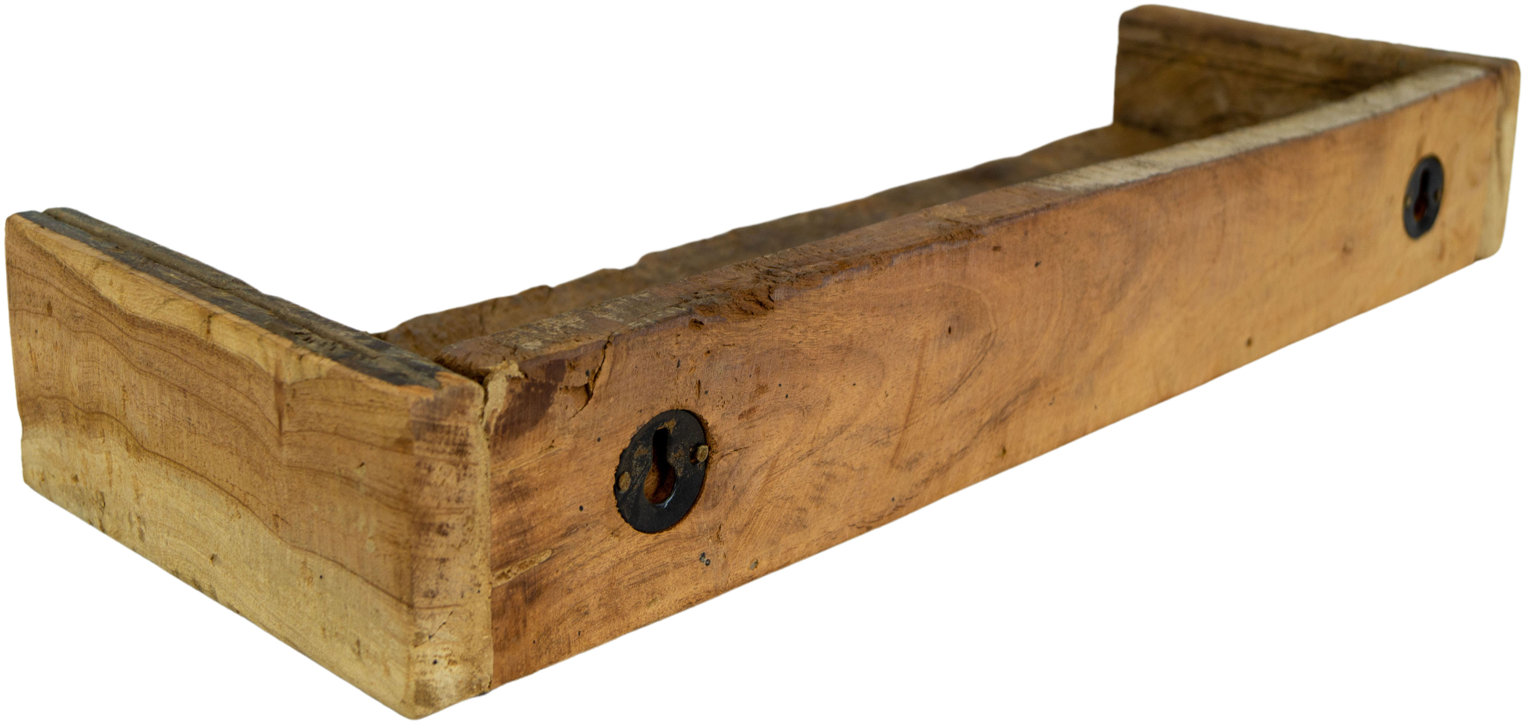 Offenes rustikales Altholz-Wandregal mit Kanten Offenes rustikales Altholz-Wandregal mit Kanten