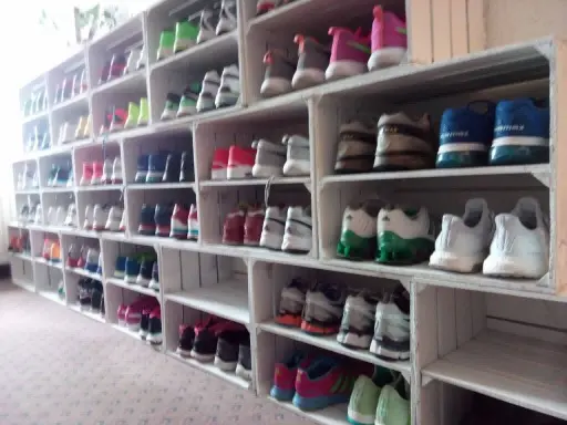 Weiße Kiste als Schuh- und Bücherregal 50x40x30cm