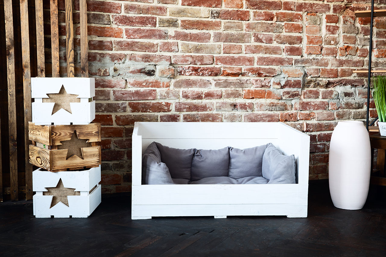 Hundebett "Balu" in weißem Holz mit Kissen 90x57x45cm Hundebett Balu weiß mit Kissen 90x57x45cm