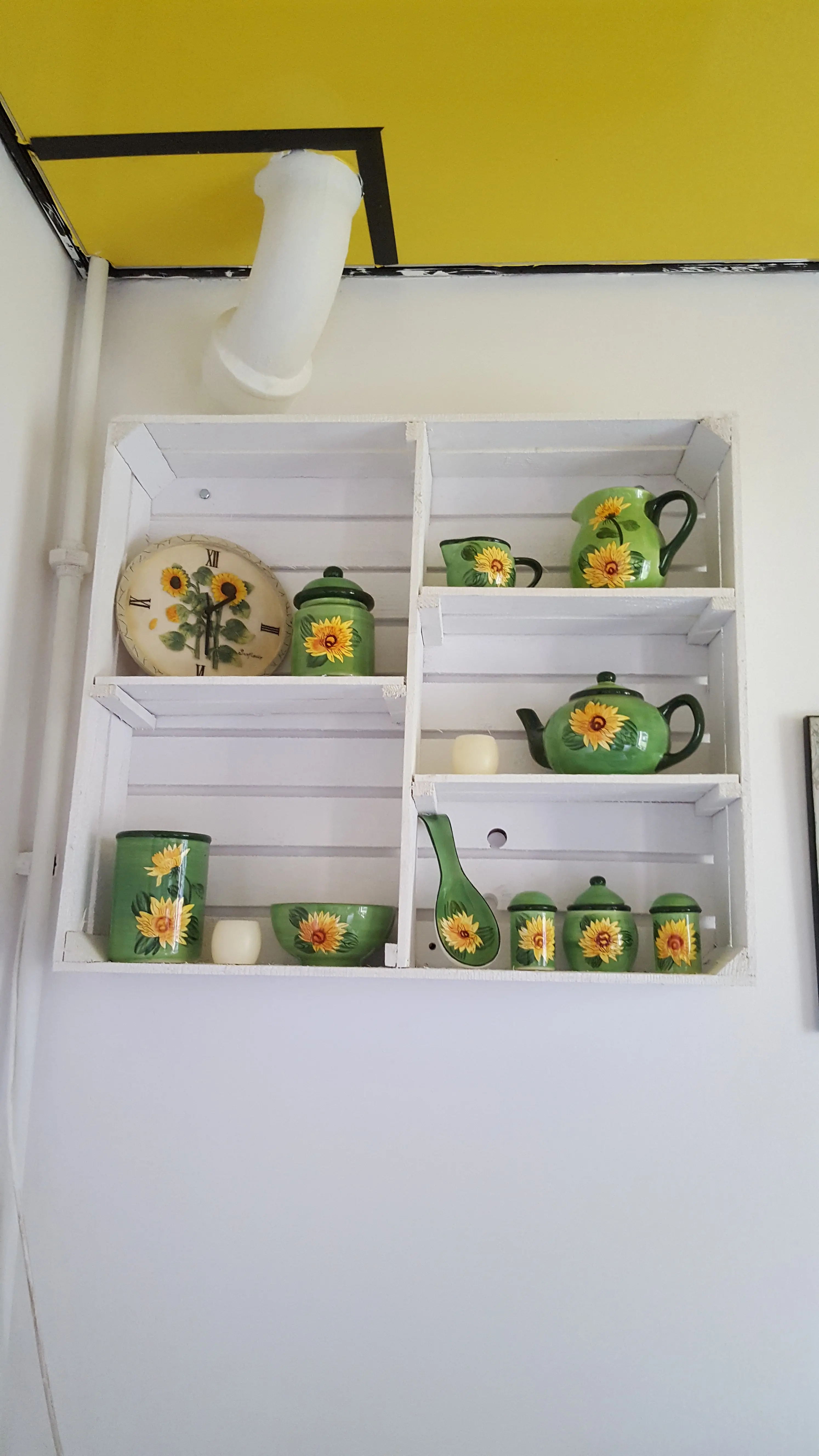 Weißer Holzschrank mit 3 Mittelbrettern und Trennbrett 77x68x33cm