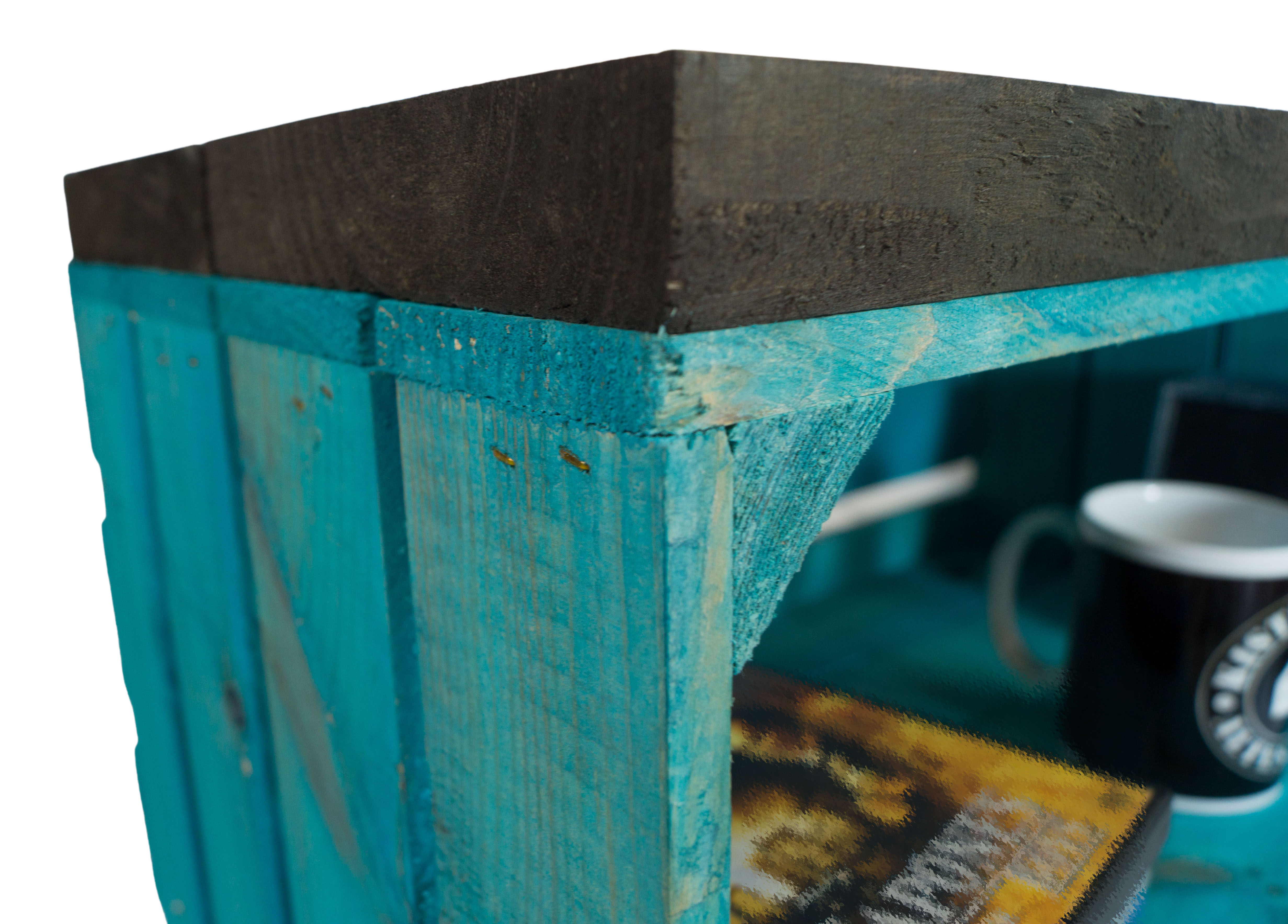 Sitzbank türkis mit Sitzfläche aus dicken schwarzen Holzplanken Sitzbank türkis mit Sitzfläche aus dicken schwarzen Holzplanken