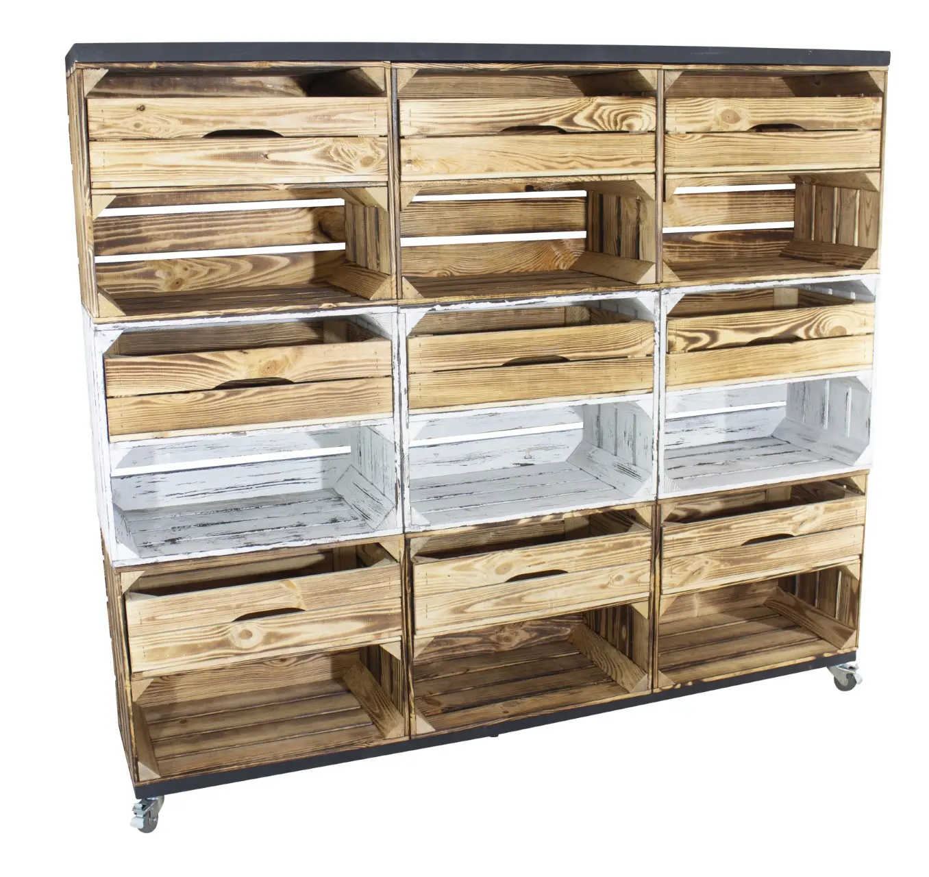 Raumtrenner/ Kommode aus 9 Obstkisten (6 geflammt und 3 shabby weiß mit geflammter Schublade) mit 2 schwarzen Bohlenbrettern auf Rollen 133x150x30cm