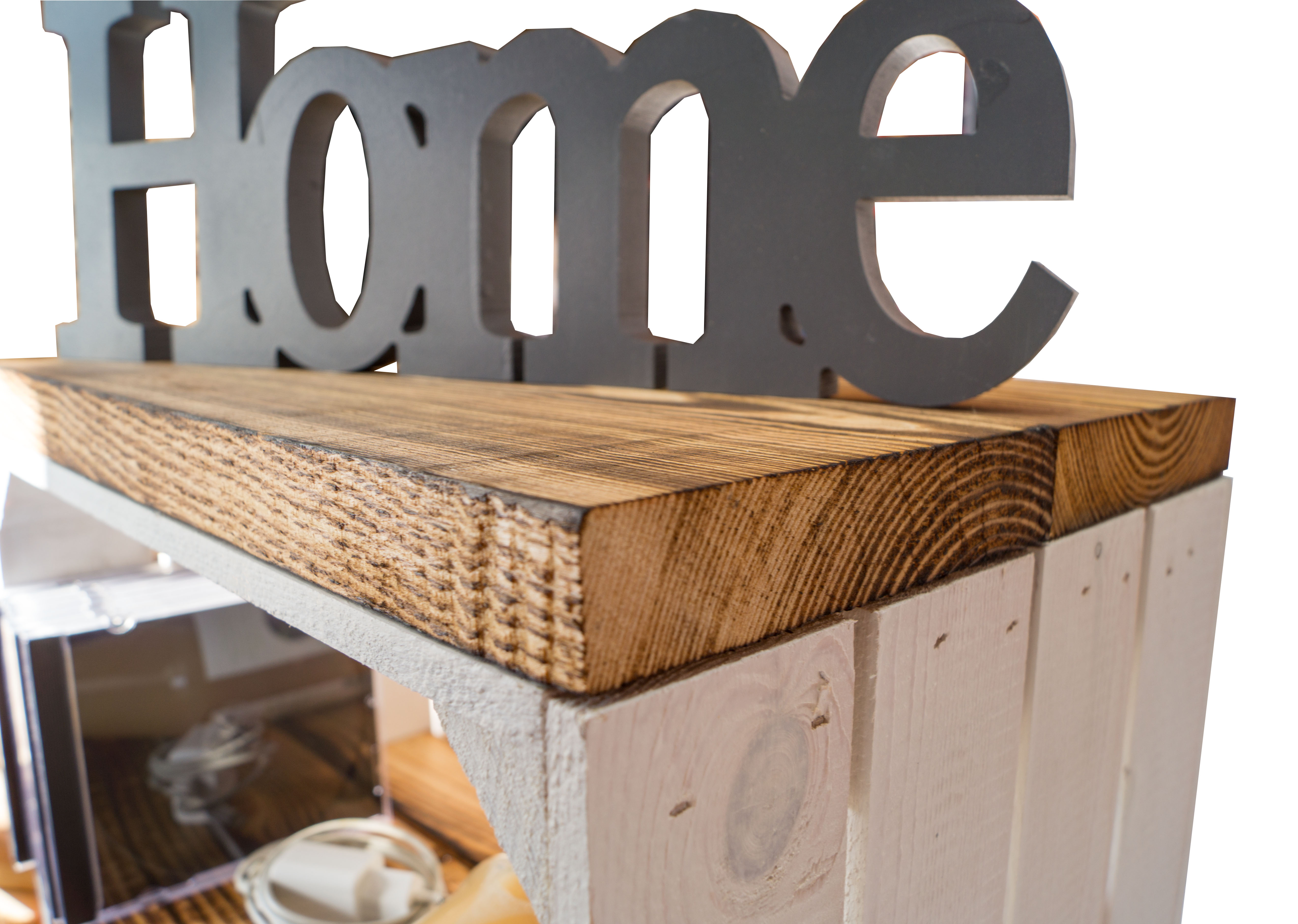 Nachttisch weiss mit geflammten Holzplanken mit Mittelbrett geflammt