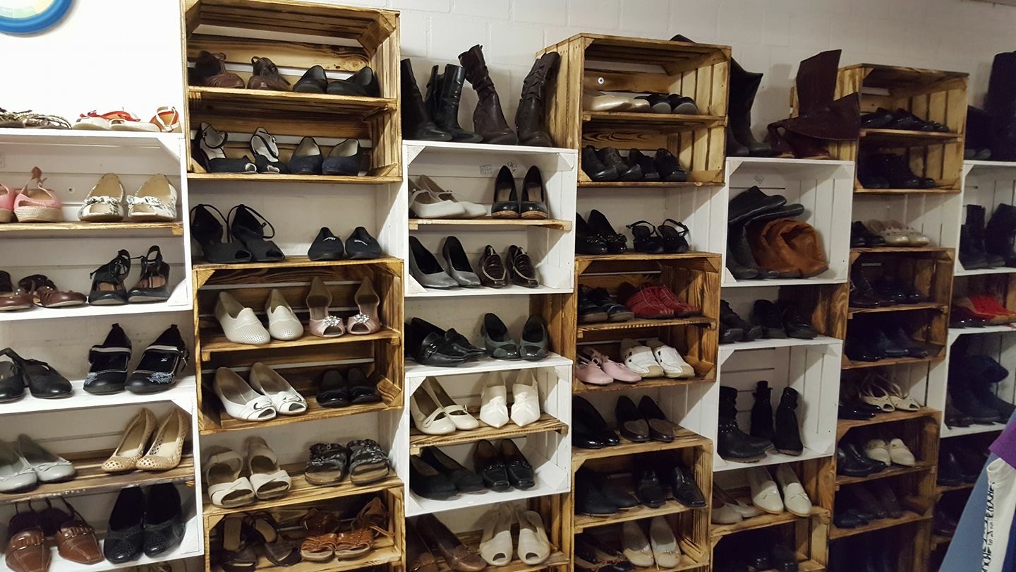 Weiße Holzkiste mit geflammtem Mittelbrett -längs- 50x40x30cm Weiße Holzkiste mit geflammtem Mittelbrett -längs- 50x40x30cm