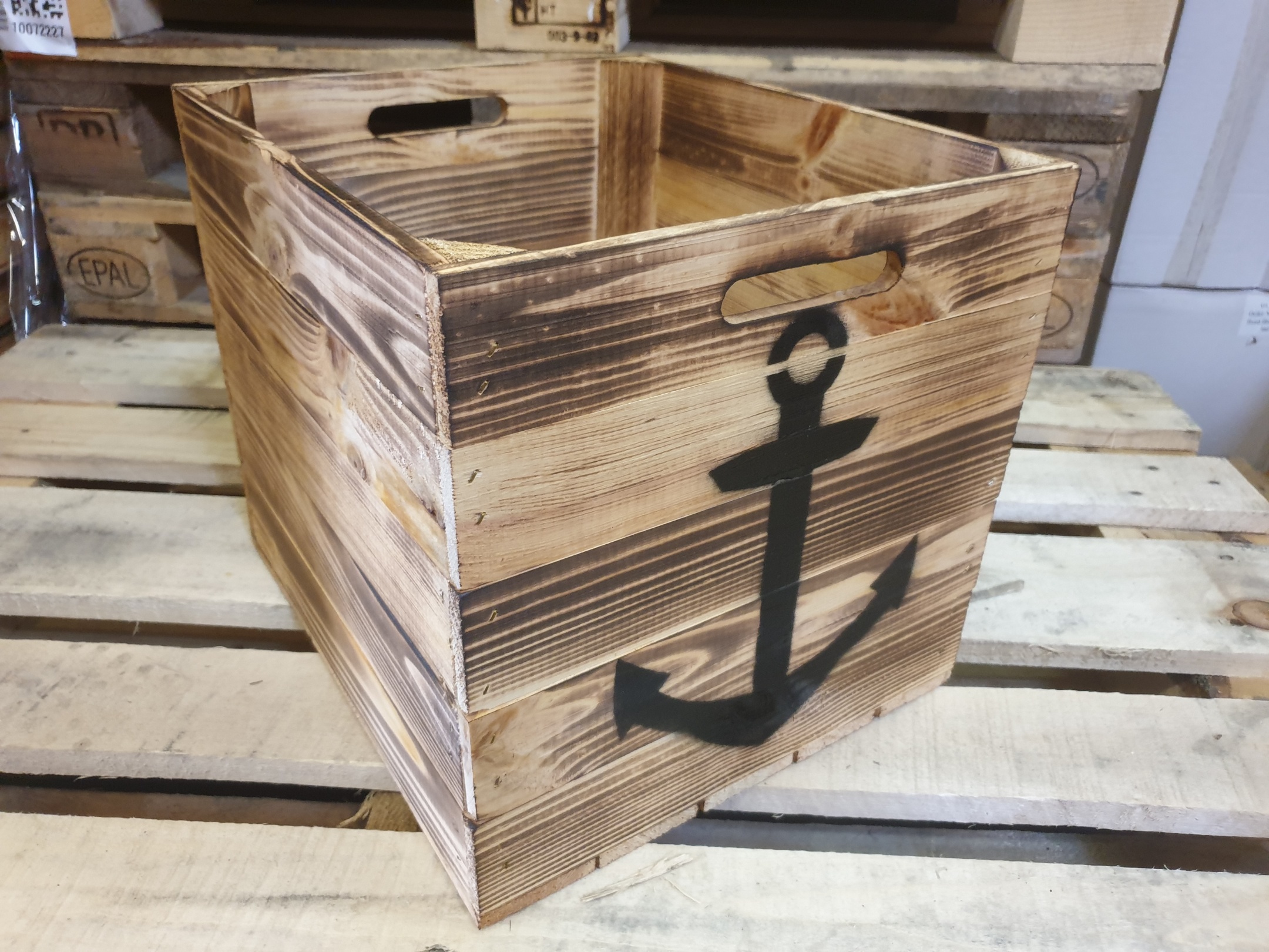 Aufbewahrungskiste geflammt mit schwarzem Anker Aufbewahrungskiste geflammt mit schwarzem Anker