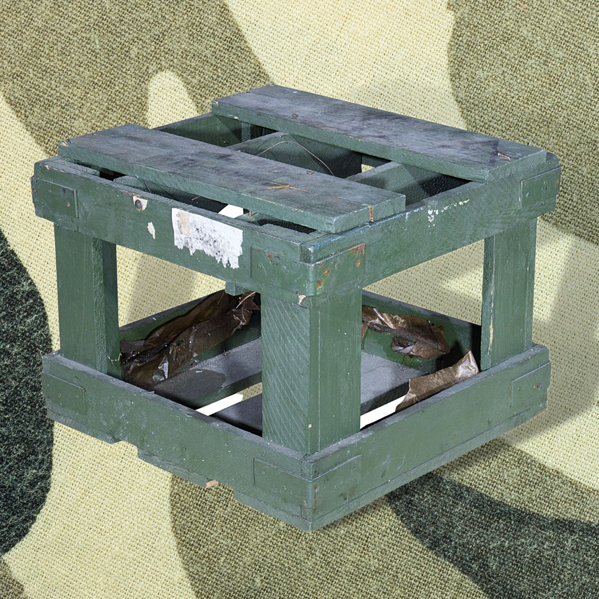 Historische kleine Munitionskiste in grüner optik 40x40cm Historische kleine Munitionskiste in grüner optik 40x40cm