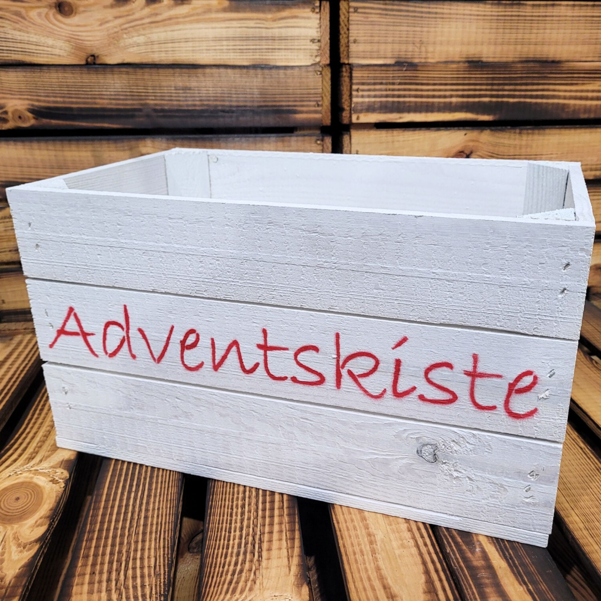 Adventskiste "Hilde" weiß ohne mit roter Schrift Adventskiste "Hilde" weiß ohne mit roter Schrift