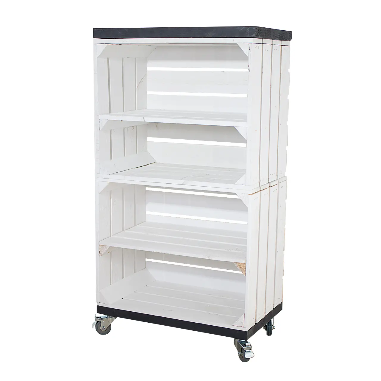 Regal aus zwei weißen Obstkisten mit zwei Mittelbrettern und zwei Bohlenbrettern in Schwarz, auf Rollen 93x50x30cm