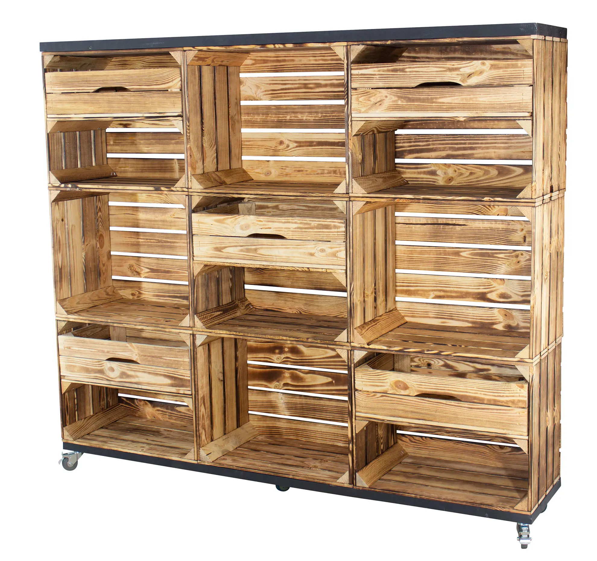 Raumtrenner/ Kommode aus 9 geflammten Kisten mit 5 Schubladen sowie 2 schwarzen Bohlenbrettern auf Rollen 133x150x30 cm Raumtrenner/ Kommode aus 9 geflammten Kisten mit 5 Schubladen sowie 2 schwarzen Bohlenbrettern auf Rollen 133x150x30 cm