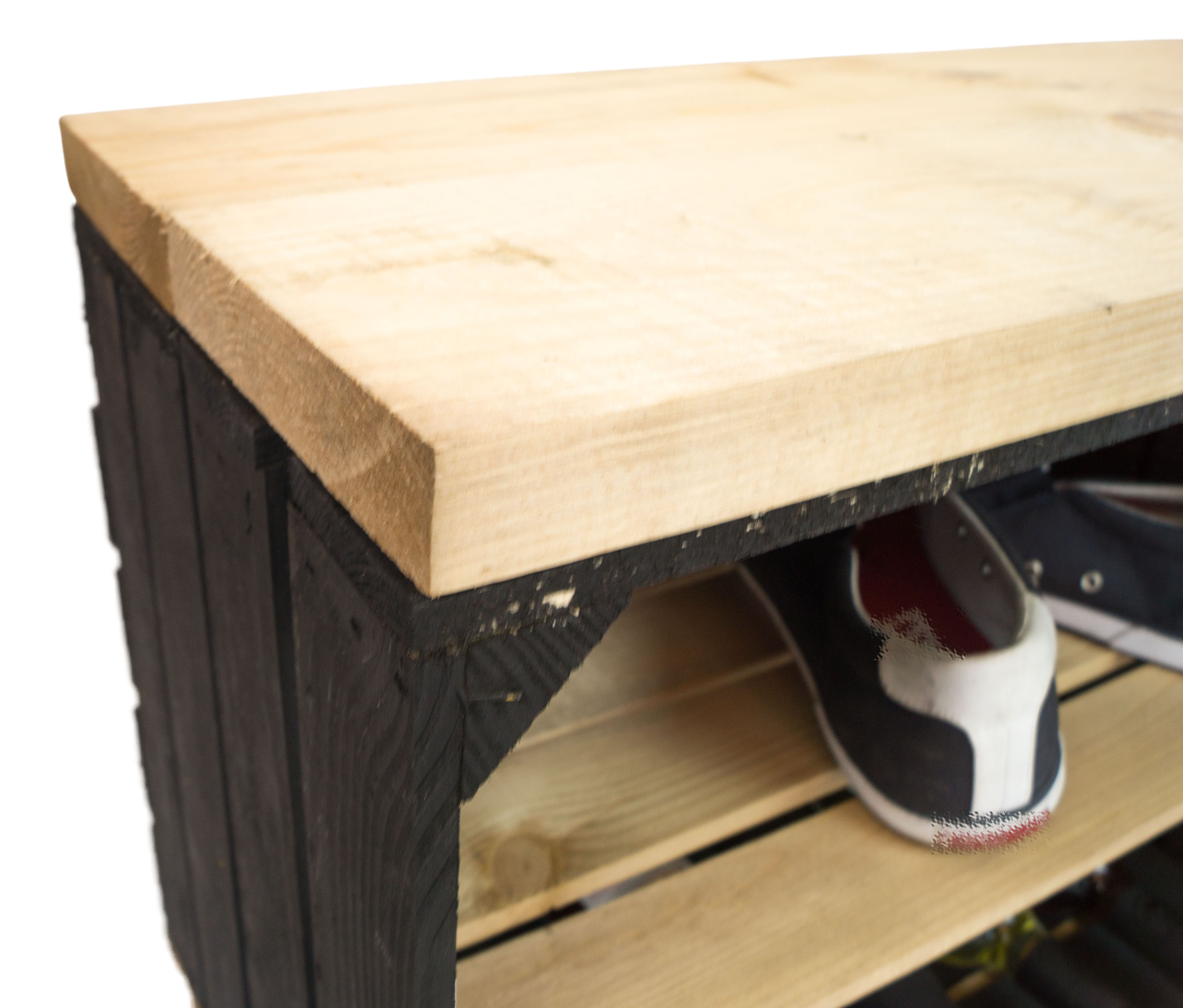 Sitzbank schwarz mit Sitzfläche aus dicken Holzplanken Natur mit Mittelbrett Natur Sitzbank schwarz mit Sitzfläche aus dicken Holzplanken Natur mit Mittelbrett Natur