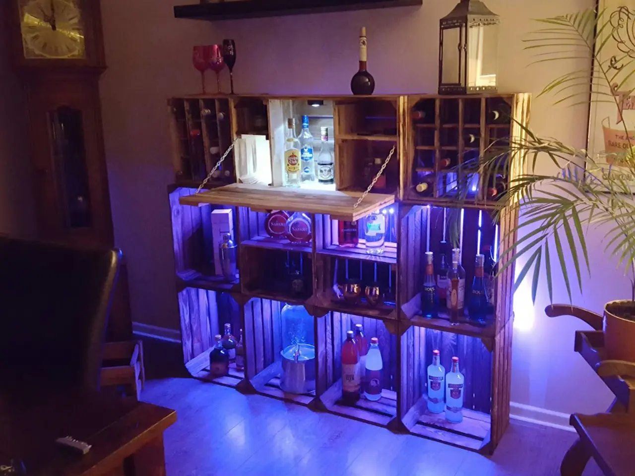 XXL Minibar aus geflammten Kisten XXL Minibar aus geflammten Kisten