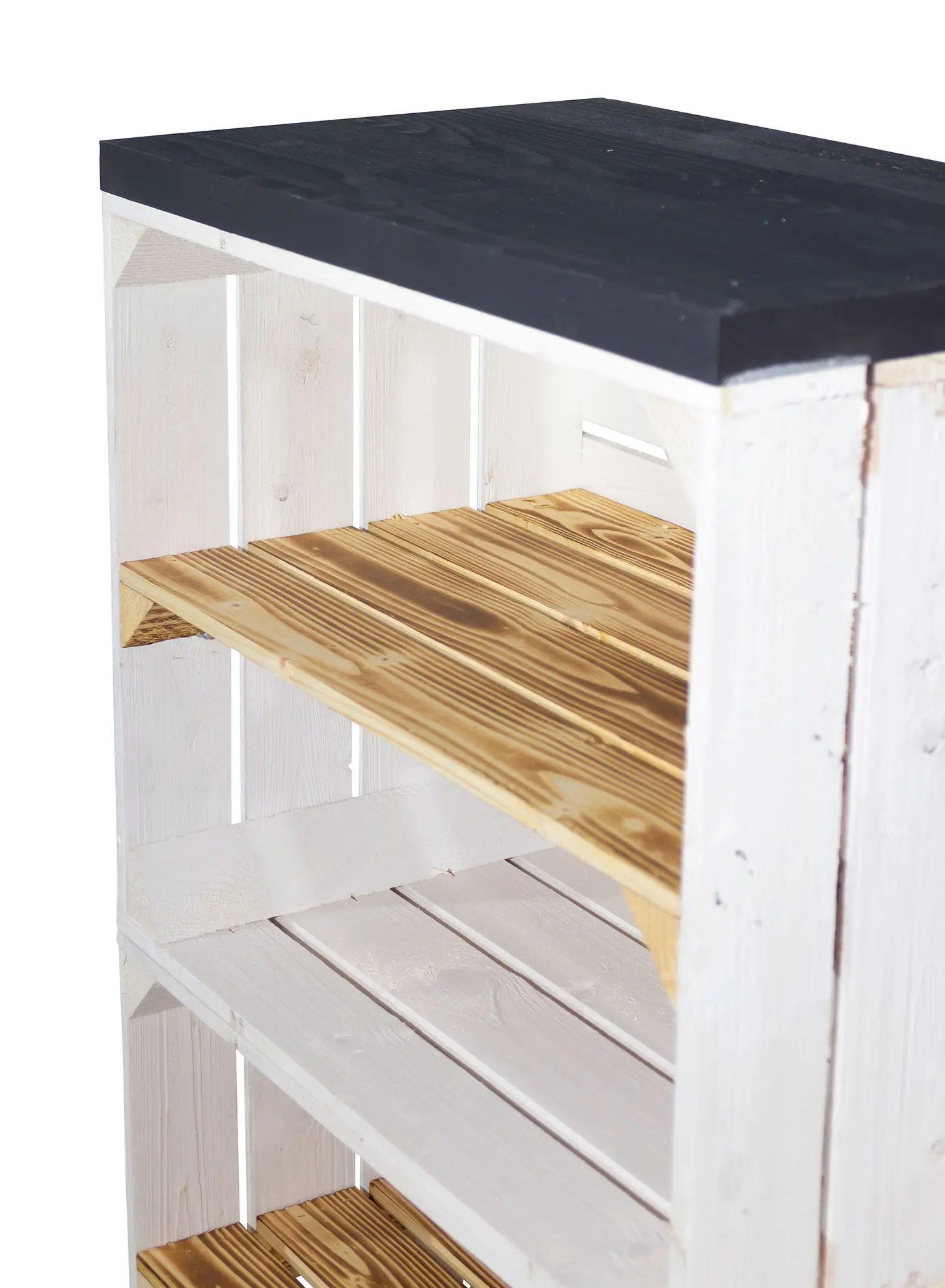 Regal aus zwei weißen Obstkisten und Bohlenbretter auf Rollen 93x50x30cm Regal aus zwei weißen Obstkisten und Bohlenbretter auf Rollen 93x50x30cm