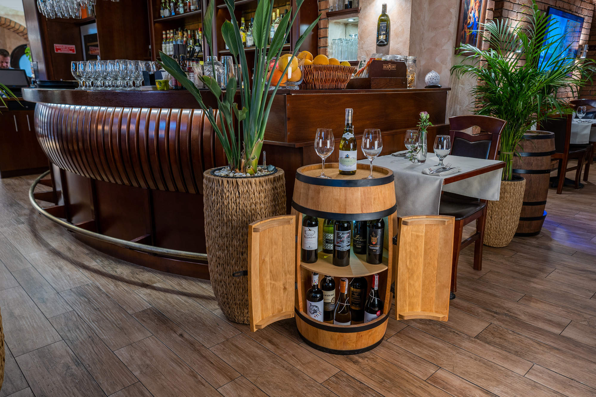 Holzfass mit Türen in heller Eichenoptik Hausbar mit LED – Rustikale Minibar im Weinfass Design – Weinregal & Flaschenständer aus Holz – Vintage Fassbar für Wohnzimmer, Bar oder Partykeller – ca. 80 cm #1 Ohne LED