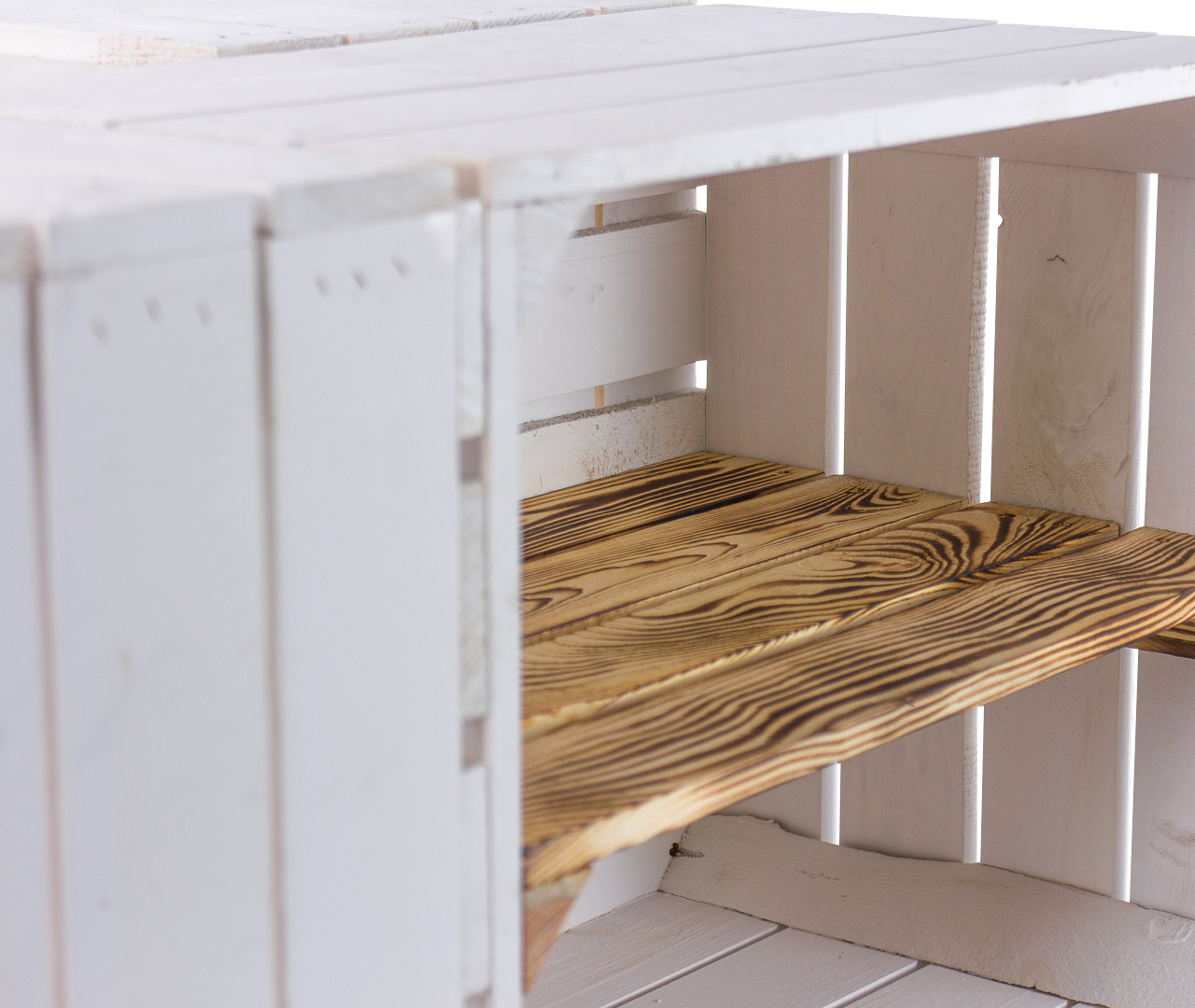 Weißer Couchtisch aus 2 Apfelkisten und 2 Regalkisten mit geflammten Mittelbrettern *längs* 81x81x44cm