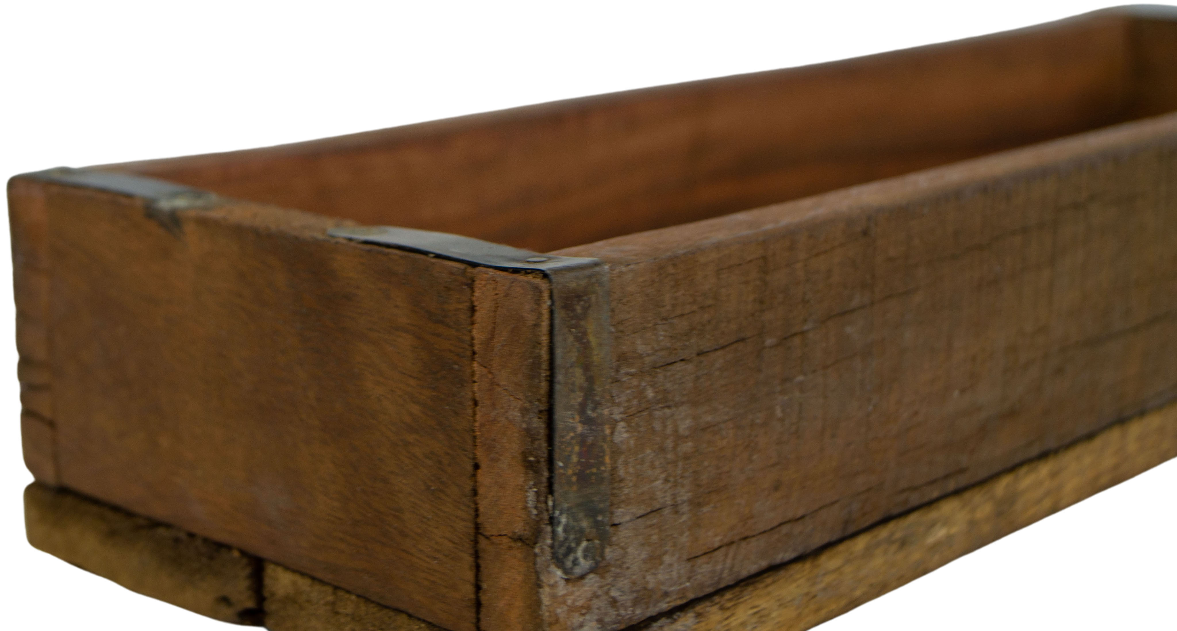 Schmale rustikale Altholz-Kiste mit Metallbeschlag